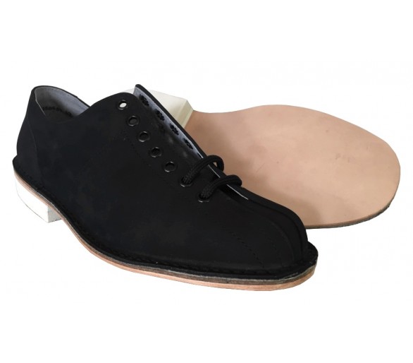 ZEMAN Folklor y colchoneta + zapatos de baile negros.